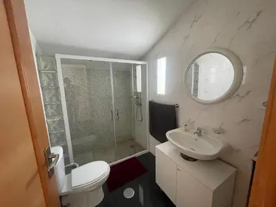 a bathroom with a shower and a toilet and a sink at Chambre 3 Residencial Eunice in Praia