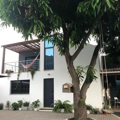 a house with a tree in front of it at Finca Pedra Molar in Órgãos
