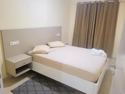 a small bedroom with a white bed and a window at Castelinho Sal Lodge in Espargos
