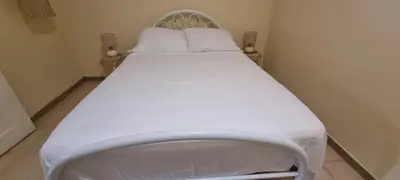 a white bed with white sheets and pillows at Recanto da Montanha in Rui Vaz