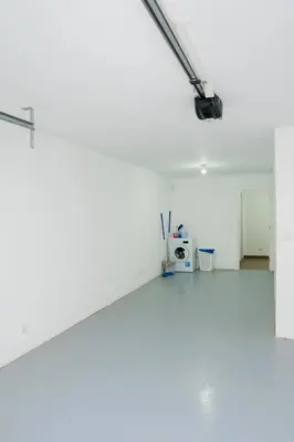 an empty room with a white wall and a microwave at Villa Santiago in Praia