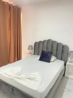 a bedroom with a large bed with a blue pillow at Apartamento sublime c/vista top. in Praia