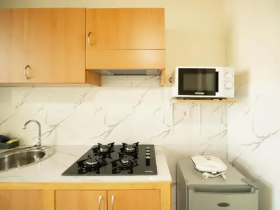 a kitchen with a stove and a microwave at Residencial LiviaMilena Santa Maria in Santa Maria
