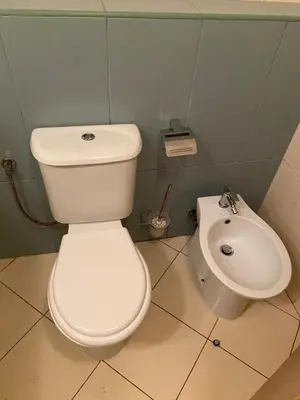 a bathroom with a white toilet and a sink at Mi Casa és Su Casa in Prainha