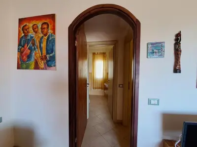 an archway in a hallway with a painting on the wall at Sal service coquero in Santa Maria
