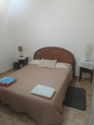 a bedroom with a large bed with two towels on it at 1 chambre proche aeroporto cabo verde in Espargos