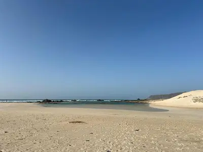 a sandy beach with the ocean in the background at Un hogar lejos de tu hogar in Sal Rei