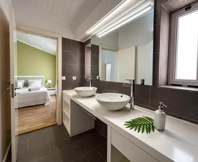 a bathroom with two sinks and a large mirror at Un hogar lejos de tu hogar in Sal Rei