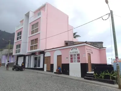 a pink building on the side of a street at Oásis de retour in Ponta do Sol