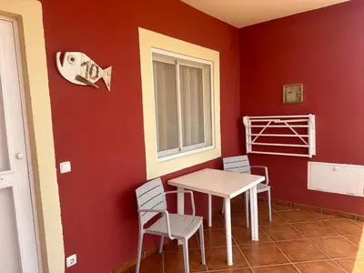 a dining room with a table and chairs and a window at Garoupa Stella Maris Apartamento N10 in Vila do Maio