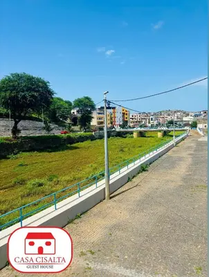 a road with a fence next to a field at Casa Cisalta N4 - Quarto Compartilhado in Praia