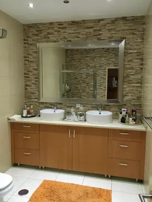 a bathroom with two sinks and a mirror at Espaço 3M in Praia