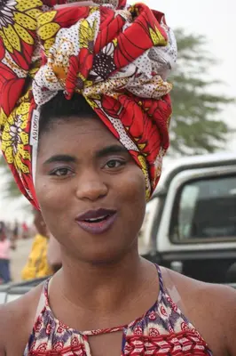 a woman with a turban on her head at Joli et fonctionnel proche centre et plage in Vila do Maio