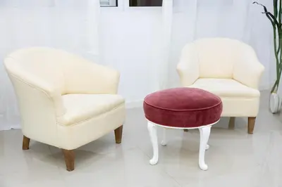 two white chairs and a purple stool in a room at Casa kretcheu Mindelo in Mindelo