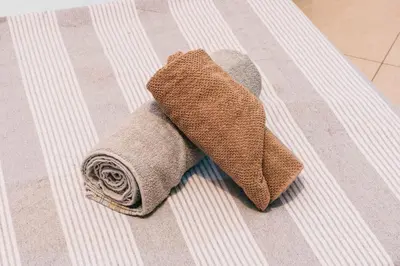 a towel sitting on top of a rug at T2 amplo com ar condicionado e perto da praia in Praia