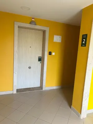 a hallway with a white door and yellow walls at Vila Verde Calistemon in Santa Maria