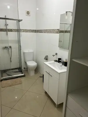 a bathroom with a toilet and a shower and a sink at Kubiku Guest House in Praia