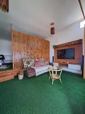 a living room with a couch and a table at Bangaló Buzio Relax in Portal