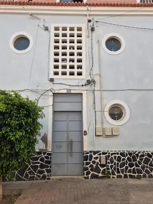 a white building with a door and a window at Casa di Morabeza in Praia
