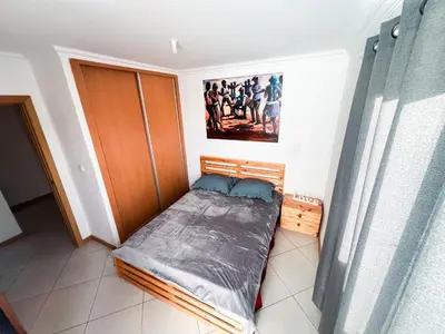 a small bedroom with a bed in a room at Palmarejo, Apartamento T2 no Prédio Rosa Trás de pão quente in Praia