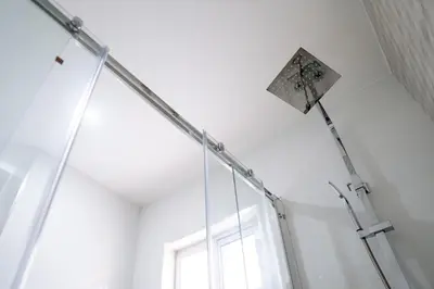 a crane in a shower in a room at Spacious 3-Bedroom Apt Near Kebra Kanela Beach in Praia