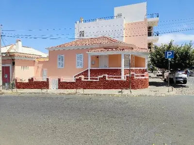 a pink house on the side of a street at Vivenda Paraíso, Charming house on the Plateau in Praia