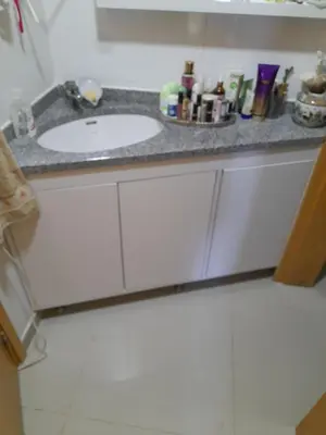 a bathroom counter with a sink in a room at Conforto in Praia