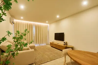 a living room with a television and a table at Sal & Mar in Santa Maria