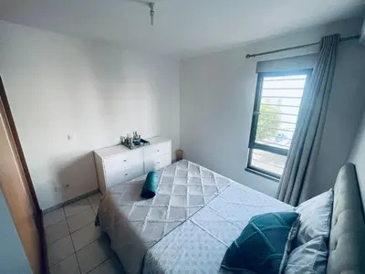 a bedroom with a bed and a window at Dormir à Praia Cap vert autour de l'aéroport in Praia