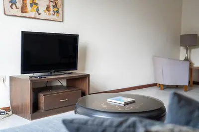 a living room with a tv and a coffee table at T2 com escritório - Férias Teletrabalho in Praia