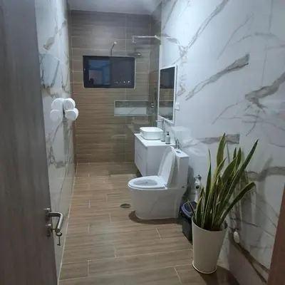 a bathroom with a toilet and a tv on the wall at Apartamento Duplex Boa Vista in Sal Rei