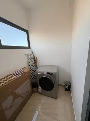 a laundry room with a washing machine and a box at Apartamento Teixeira 2 in Espargos