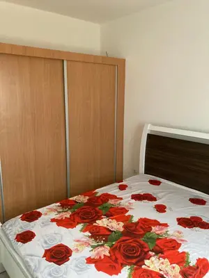 a bed with red roses on it in a bedroom at Prédio IFH in Vila do Maio