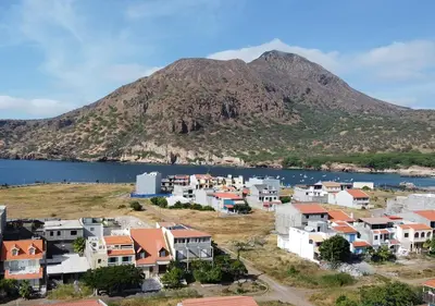 a village with a mountain in the background at Residencial Mendes in Tarrafal