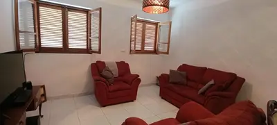 a living room with two red chairs and a couch at Casa Azul in Paul