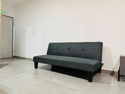a bench sitting in a room with a white wall at Estúdio com vista Praça do Presidente in Santa Maria