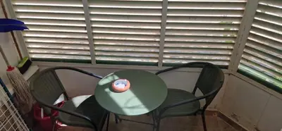 a table and chairs in a room with a window at Apartamento em Condominio Privado in Beirona