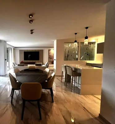a living room and kitchen with a table and chairs at Sunshine Gold Spot in Santa Maria