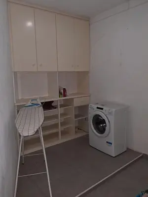 a laundry room with a washing machine and a chair at O Meu Aconchego em Montsú in Prainha
