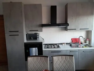 a kitchen with a stove and a microwave at T1 Cá Djana in Sal Rei