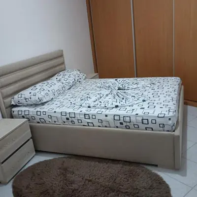a small bed in a room with at ManubelaRelax in Praia