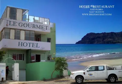 a white truck parked in front of a hotel at Pousada B&B Le Gourmet in São Pedro