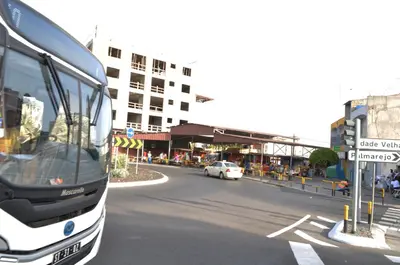 a bus is driving down a city street at Apartamento Justino in Praia