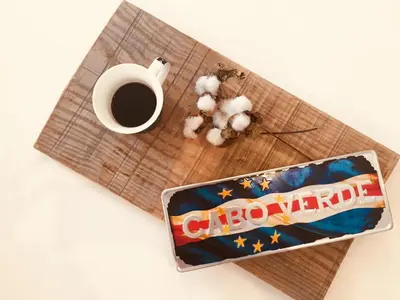 a tray with a cup of coffee and a box of popcorn at Casa Pau in Santa Maria