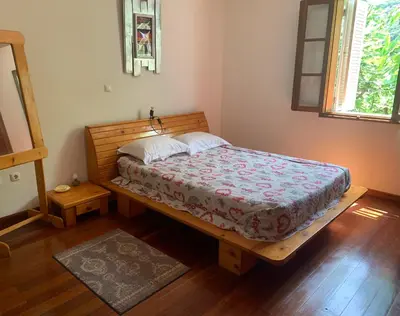 a bedroom with a bed in a room with a window at Wahnon Guesthouse in Paul