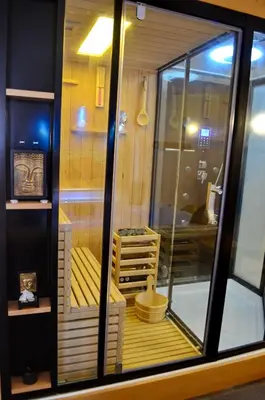 a small room with a room with a glass window at Porto Antigo Top 10 in Santa Maria