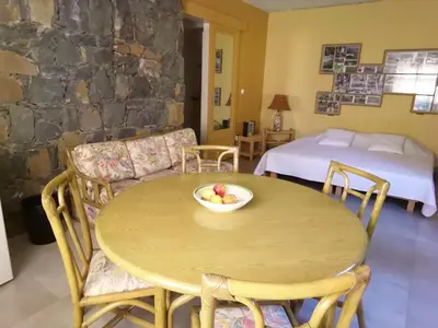 a room with a table with a bowl of fruit on it at Chambre indépendante in Porto Novo