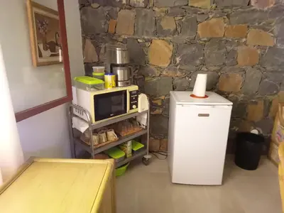 a kitchen with a microwave and a small refrigerator at Chambre indépendante in Porto Novo