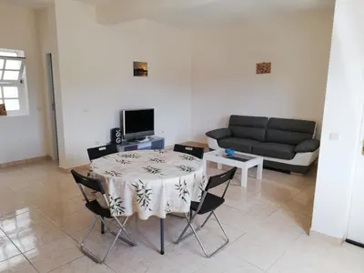 a living room with a table and a couch at Résidence Yô in Mindelo