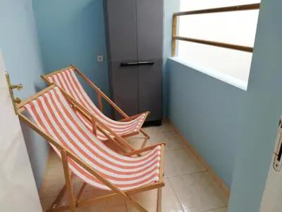 two rocking chairs sitting in a hallway next to a door at Résidence Yô in Mindelo